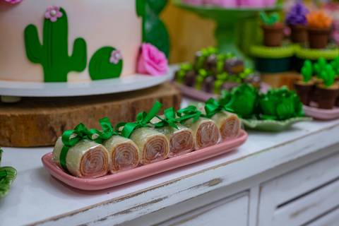 bolinho de rolo em mesa decorada de cactos em casa de festas mansão da Taquara'