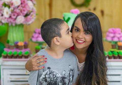 mãe e filho em aniversário em casa de festa na Taquara/RJ'