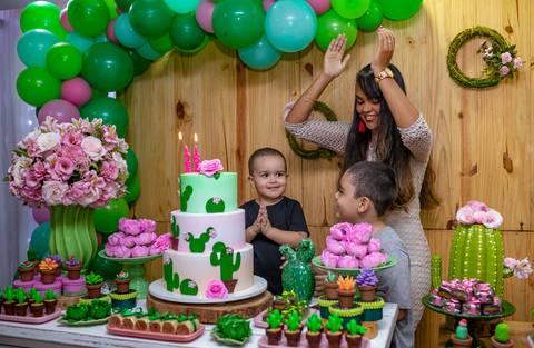 Decoração tema cactos com arco desconstruído em mansão Taquara-RJ'