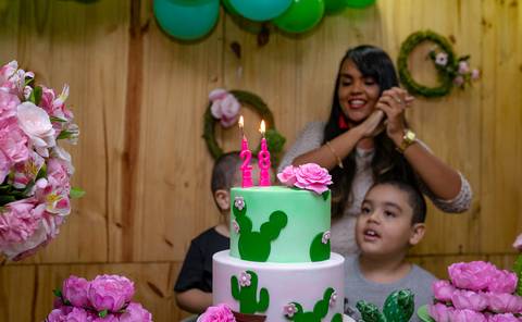 Bolo de cactos no aniversário de 28 anos da @patycrepesecia'