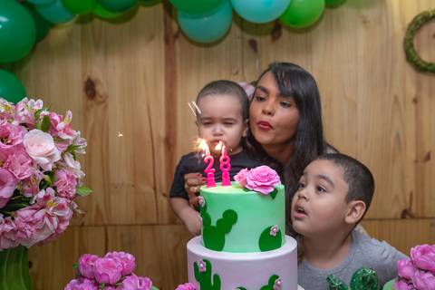 assoprando as velinhas com esse bolo lindo de cactos na pasta  americana em Mansão Taquara/RJ'