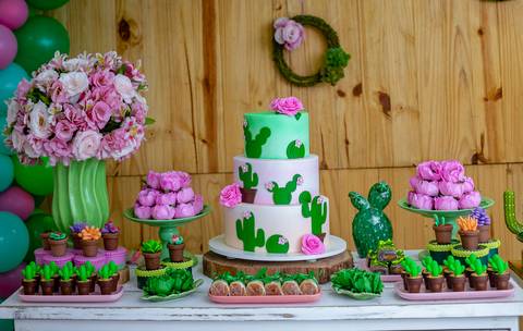 bolo decorado de pasta americana com tema de cactos'