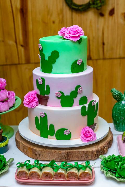 Bolo de pasta americana com cactos em festa mansão da Taquara'