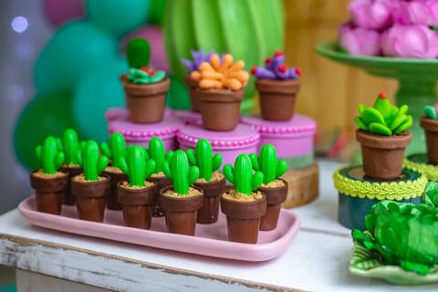 Doces  decorados 3D em forma de cactos'
