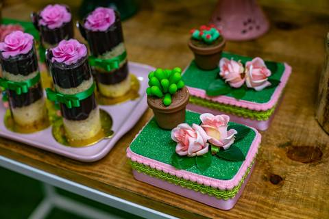 Mini naked cake em mesa decorada em festa na Mansão da Taquara'
