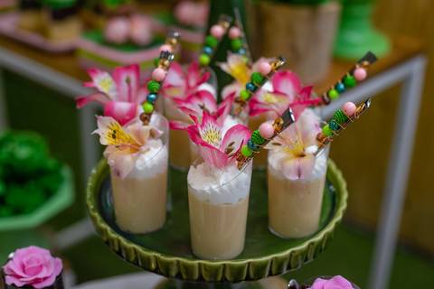 sobremesa decorada com plantas comestíveis'