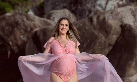 Look gestante body rendado com  cauda em ensaio na prainha/Rj'