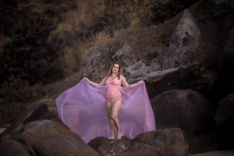 Gestante em cima da pedra com calda esvoaçante em seu ensaio ma prainha/RJ'