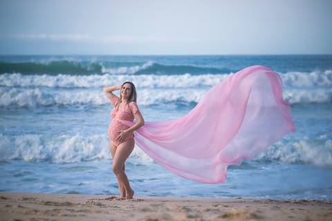 Gestante fazendo pose, ao fundo as ondas em ensaio fotográfico na prainha-RJ '