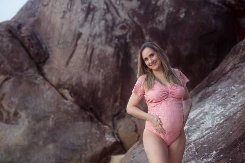 ensaio fotográfico de gestante com look body rendado na prainha/RJ'