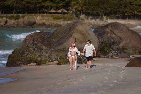 Casal caminhando na praia  feliz em ensaio fotográfico de gestante-Prainha/RJ'