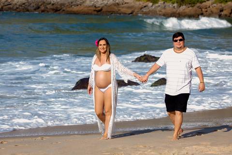 Caminha na praia em ensaio de gestante-prainha/RJ'