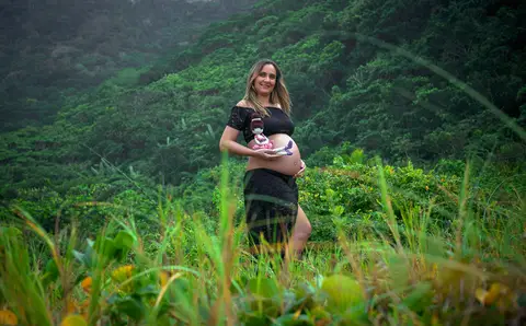 gestante em seu ensaio externo ao funfo paisagem verde-prainha-Rj '