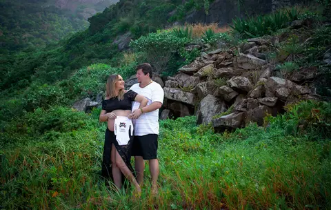 Ensaio externo de gestante junto com esposo-prainha-RJ'