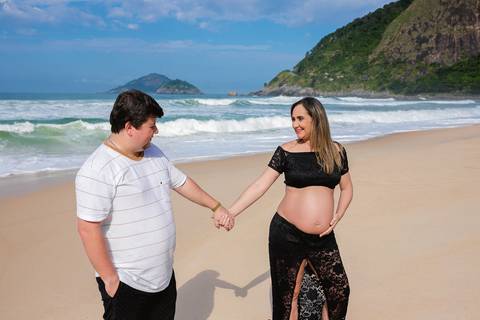 casal e mãos dadas em ensaio de gestante na praia/RJ-Prainha'