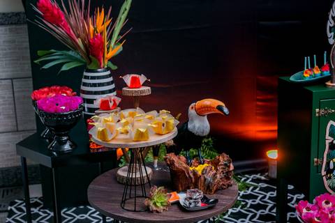 mesa tropical com tucano em mostra festiva no valqueire por empresa @marsallaeventos'