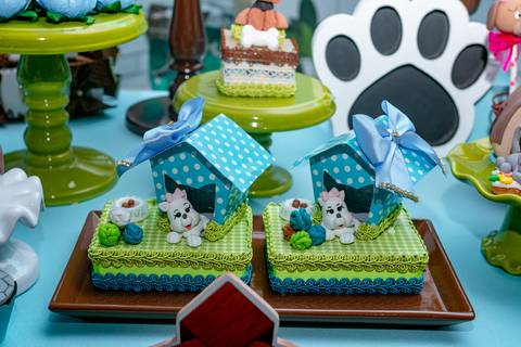 mimos de luxo em mesa decorada tema pet shop em mostra festiva no valqueire por @lilianfestas'