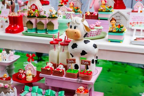 Decoração fazendinha rosa em mostra festiva no Valqueire'