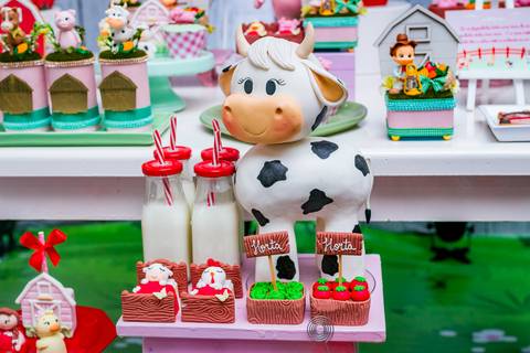 doces personalizados no tema fazendinha rosa na amostra festiva-Valqueire'