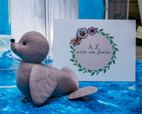 Foquinha de pelúcia em  decoração urso polar em mostra festiva-
com @a.zdecoraçoes
@a.zarteemfesta'