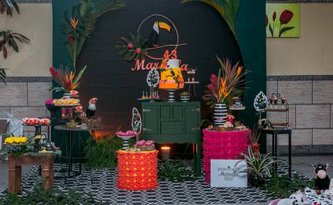 Decoração tropical tema adulto em mostra festiva  no valqueire  por @marsallaeventos'