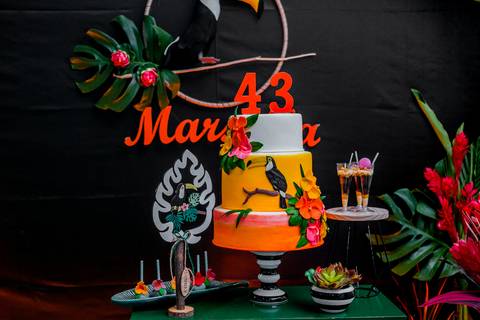 Bolo Tropical com estampa de Tucano na mostra festiva realizado na Vila Valqueire-Curso Decorar/fornecedor @marsallaeventos'