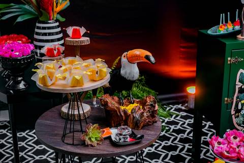 decoração tropical em mostra festiva no Valqueire/@marsallaeventos'