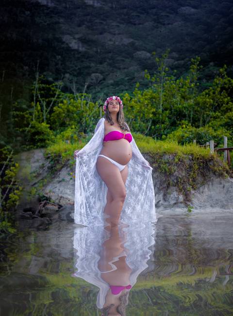 gestante usando hobby de renda em ensaio na praia/RJ'