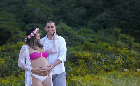ensaio fotográfico externo de gestante com esposo em prainha-RJ'
