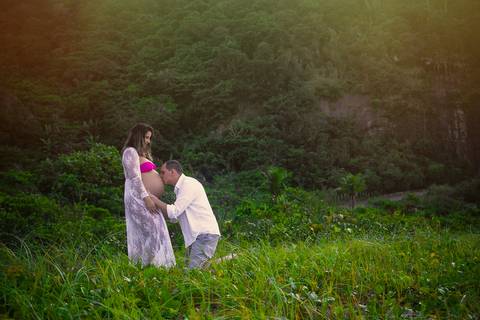 book fotográfico de gestante externo marido beijando barriga da esposa-prainha-RJ'