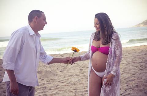 fotografia de gestante ensaios externos-esposo-girassol-praia-prainha-RJ'