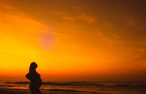 Amanhecer na praia em ensaio gestante-prainha/RJ'