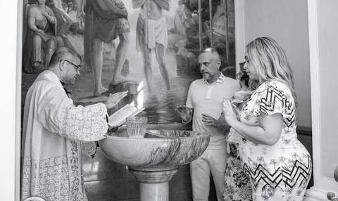 Momento da hora do batismo em pia batismal na Igreja de Teresinha do Palácio Guanabara'