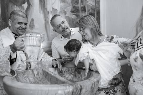 Horo da águas na pia batismal em Igreja de Santa Teresinha do Palácio Guanabara'
