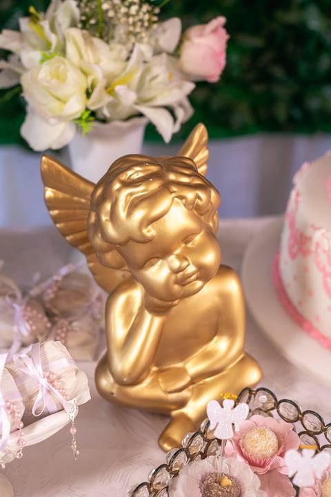 Detalhes  mesa decorada anjo dourado na recepção batizado em prédio na Glória-RJ'