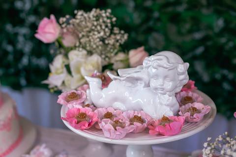 docinhos e anjinho de porcelana branco em mesa decorada batizado/RJ'