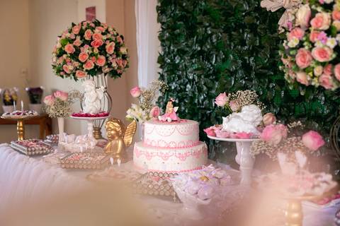 decoração mesa batizado arranjos flores'