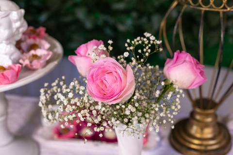 arranjos de rosas em decoração batizado'