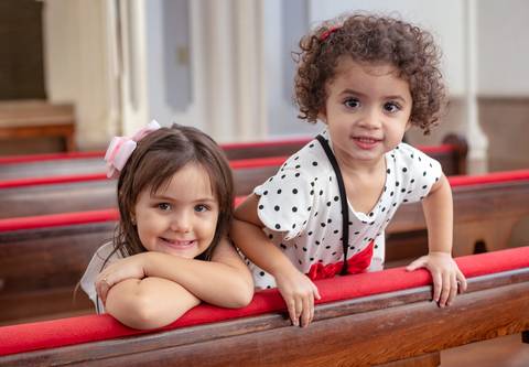 Crianças no interior da Igreja de Santa Teresinha do Palácio Guanabara no batizado da Carolina'