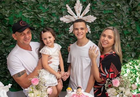 Família em  foto na decoração do batizado da Carolina'