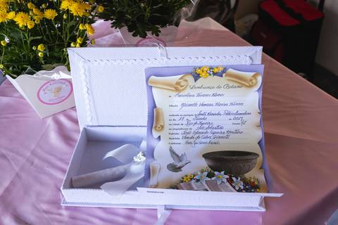 caixa surpresa para madrinha em batizado da Carolina'