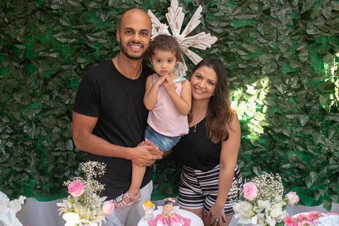 amigos comemorando festa de batizado da  Carolina'