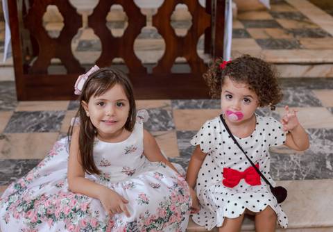 crianças sentadas no altar da Igreja de Santa Teresinha do Palácio Guanabara '