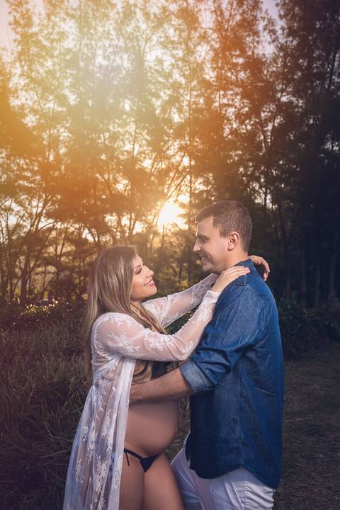 Ensaio de gestante junto com seu esposo ao entardecer na praia de Grumari-RJ'