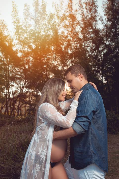 Ensaio de gestante  junto com esposo em praia-grumari/RJ'