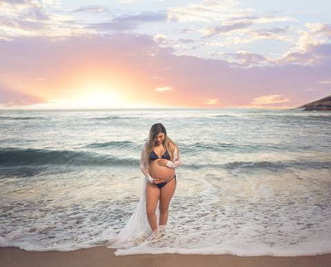 Gestante plena com Hoby rendado  em ensaio de gestante em praia do RJ'