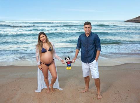 Fotografia afetiva em ensaio de gestante no rj Mickey de pelúcia-praia'