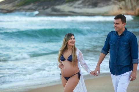 olhar apaixonado da gestante para sei esposo em ensaio fotográfico externo na praia'