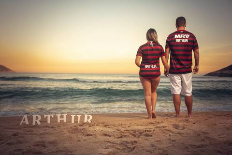 Gestante com camisa do flamengo com o nome do baby em ensaio fotográfico na praia'