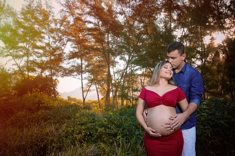 Ensaio gestacional em praia junto com esposo/rj'